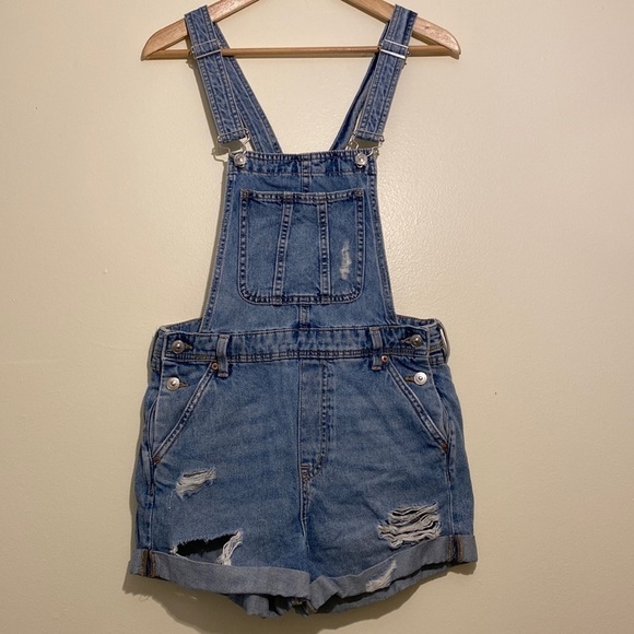 H&M blue denim overalls shorts. Size 4 - Picture 8 of 15